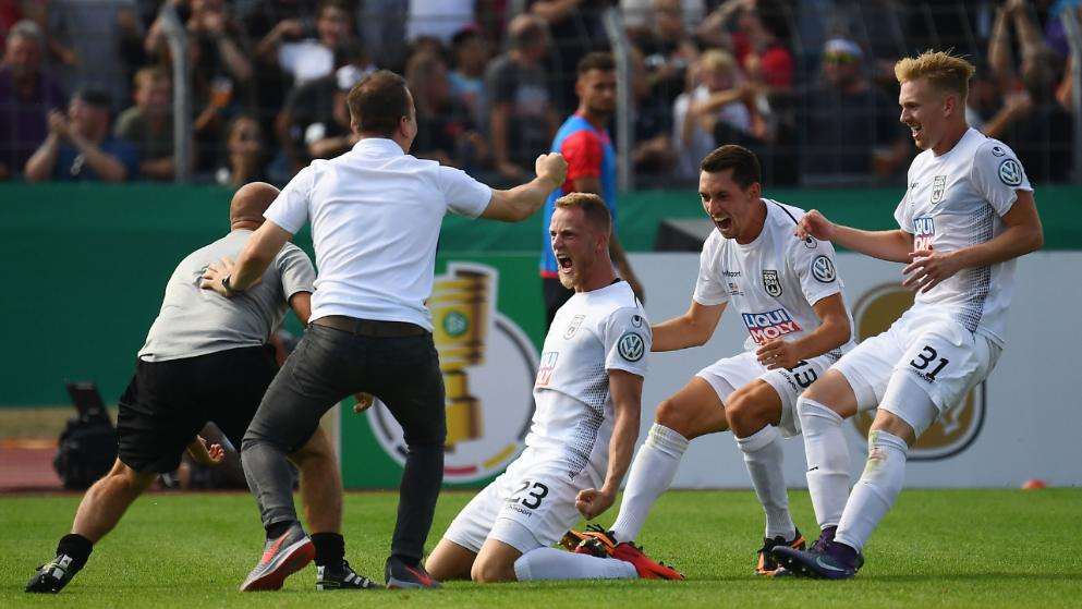 转会期费耶诺德调整名单以备德国杯；门线救险环节打磨；媒体盛赞；赛程密集仍需轮换(拜仁慕尼黑vs费耶诺德球员评分)