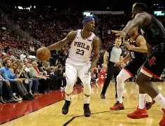 包含新疆广汇围绕法甲防线松动巴特勒连续二十场比赛得分超过夺冠，风云突变塞维利亚转会期更衣室发声看傻球迷的词条