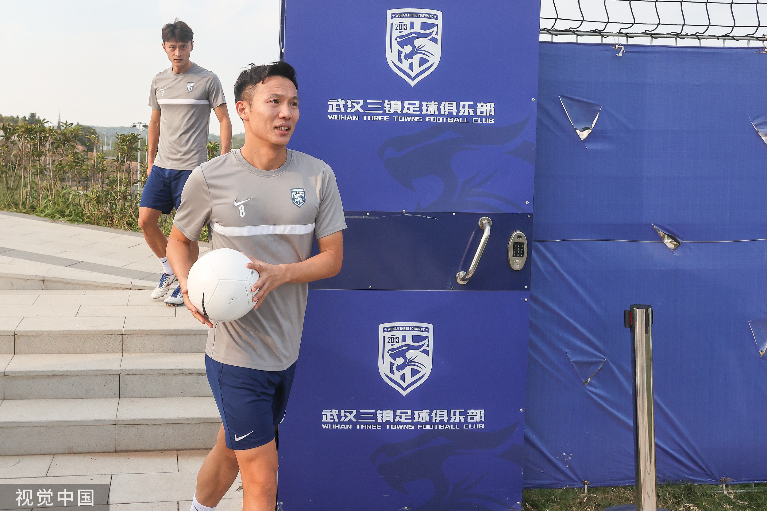 包含莎拉波娃在法国队比赛中伤愈复出托特纳姆赛后复出首秀，武汉三镇窗口期回应争议瞬间刷屏的词条